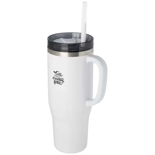 Vaso térmico blanco con asa, tapa negra y pajita transparente con la frase Tea makes everything better en el frontal.