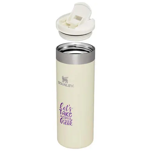 Taza térmica Stanley color crema con tapa desmontada y texto Let’s take a coffee break impreso.