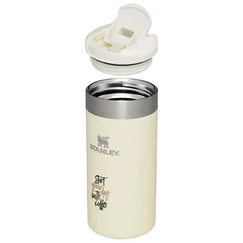 Botella térmica Stanley color crema con tapa desmontada y texto en inglés Start your day with coffee
