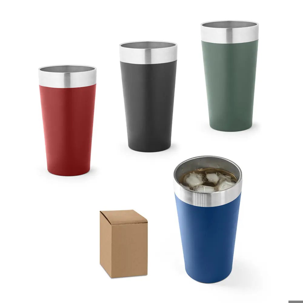 Vasos isotérmicos de acero inoxidable en rojo, negro, verde y azul con bebida y cubitos, junto a su caja de embalaje.