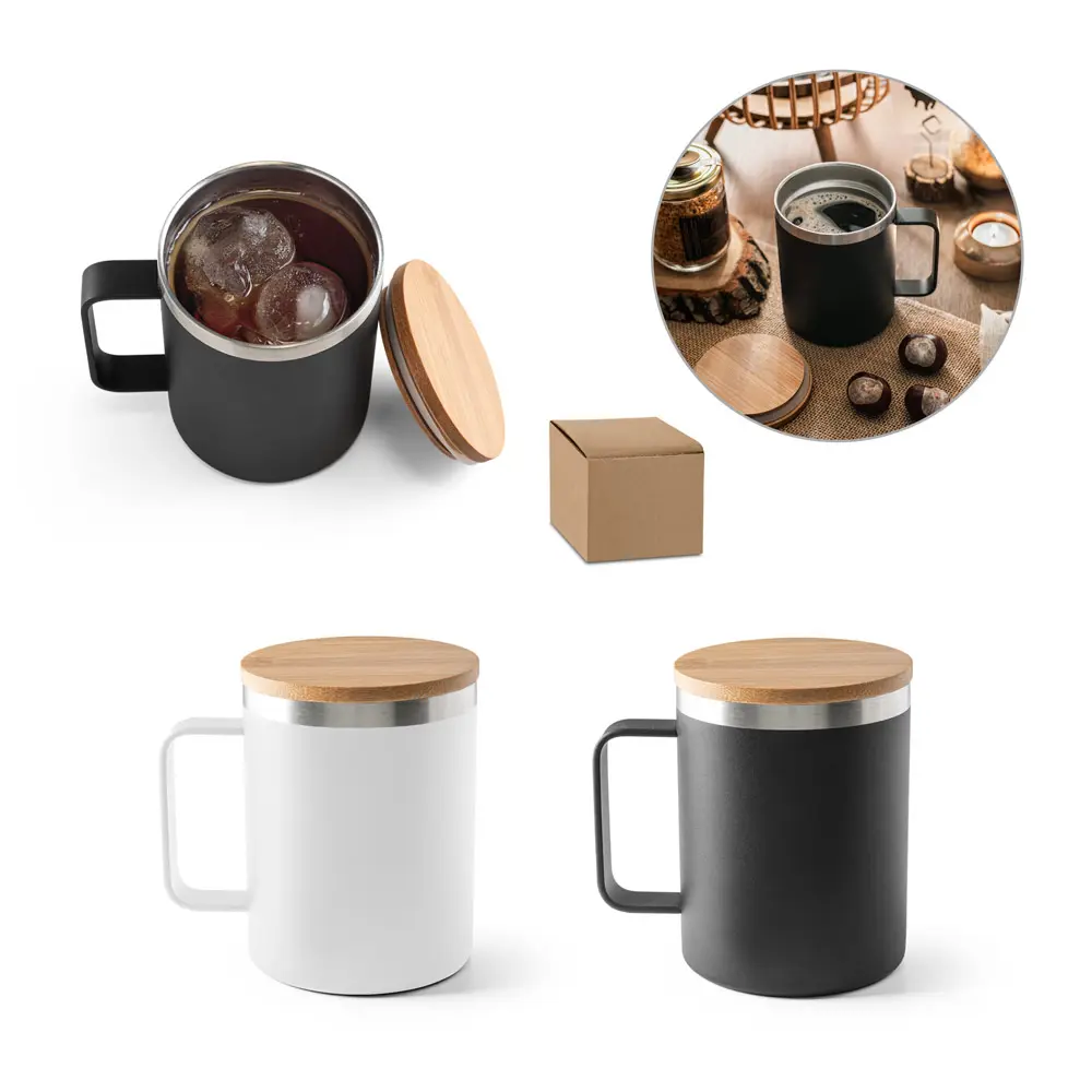 Tazas de acero con tapa de bambú en negro y blanco, una con café e imagen de ambientación rústica junto a su caja de embalaje.